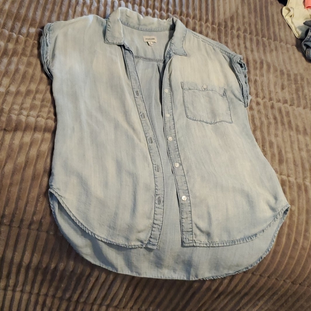 Short sleeve button up.
